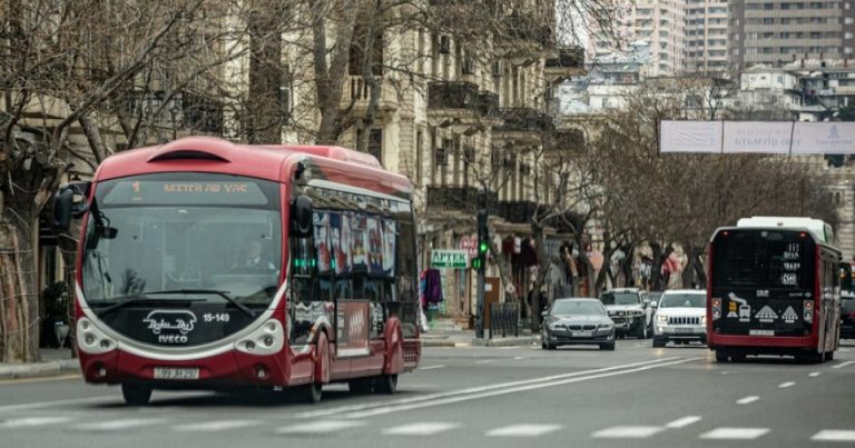 Bakıda avtobuslar gecikmə ilə hərəkət edir – FOTO