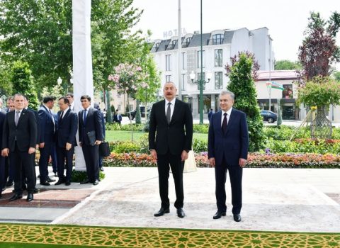 İlham Əliyevə Füzulinin əlyazması hədiyyə olundu