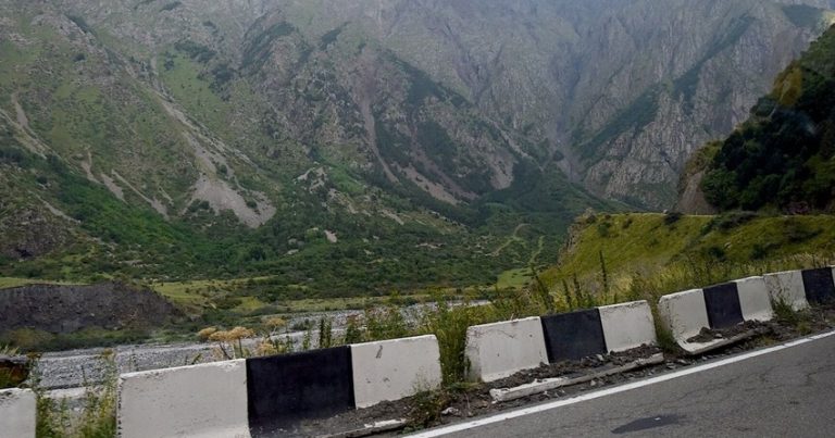 Ermənistanı Rusiya ilə birləşdirən yeganə quru yol BAĞLANDI Ermənistanı Rusiya ilə birləşdirən yeganə quru yol BAĞLANDI