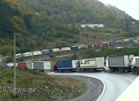 Minlərlə yük maşını Gürcüstan sərhədində qaldı