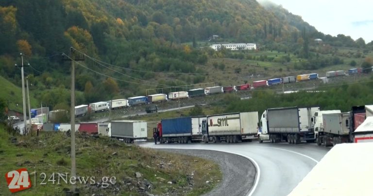 Minlərlə yük maşını Gürcüstan sərhədində qaldı Minlərlə yük maşını Gürcüstan sərhədində qaldı
