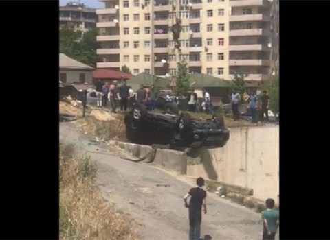 Bakıda avtomobil dərəyə aşdı – İçərisində azyaşlı olub / VİDEO
