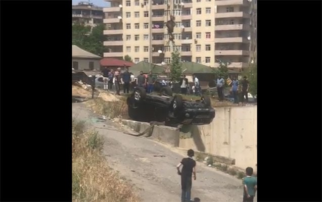 Bakıda avtomobil dərəyə aşdı – İçərisində azyaşlı olub / VİDEO