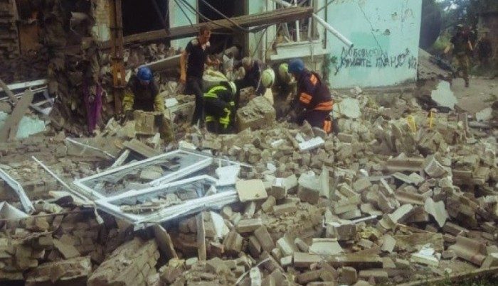 Ukraynada bina bombalandı – Ölənlər var
