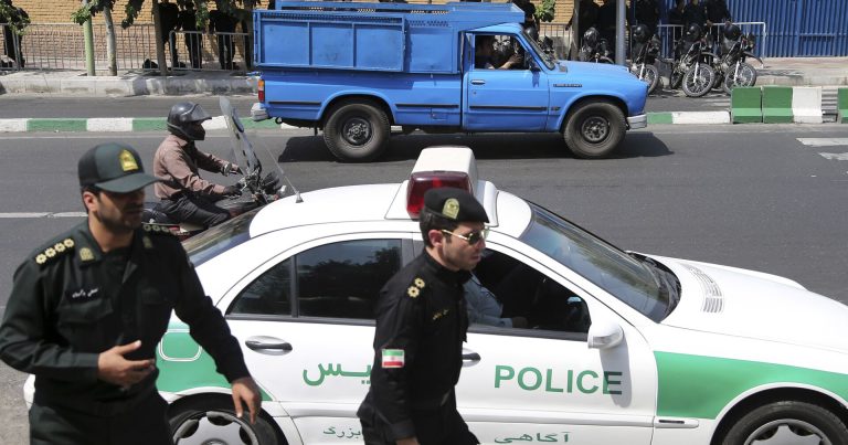 İranda polis maşını atəşə tutuldu – Ölü və yaralı var / VİDEO