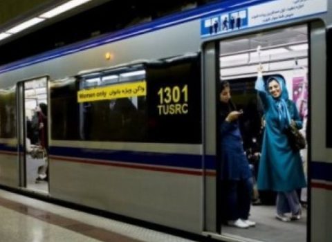 Tehran metrosunda qadınlar hicabsız rəqs etdi – VİDEO