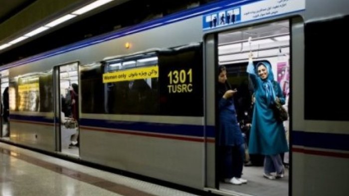 Tehran metrosunda qadınlar hicabsız rəqs etdi – VİDEO Tehran metrosunda qadınlar hicabsız rəqs etdi – VİDEO