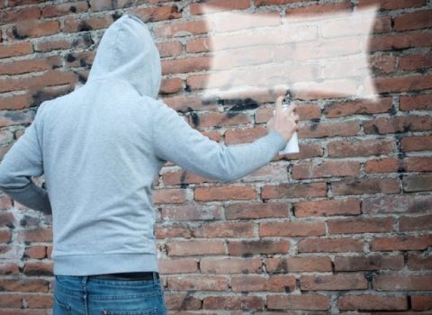 Bakıda binalara dini şüarlar yazan 18 yaşlı oğlan HƏBS EDİLDİ