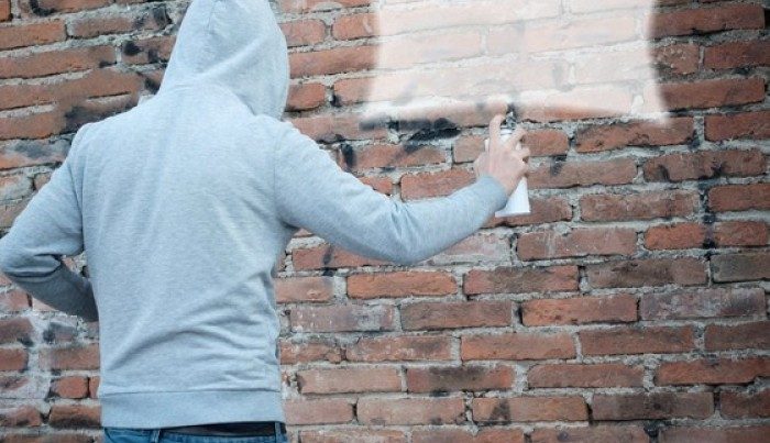 Bakıda binalara dini şüarlar yazan 18 yaşlı oğlan HƏBS EDİLDİ Bakıda binalara dini şüarlar yazan 18 yaşlı oğlan HƏBS EDİLDİ