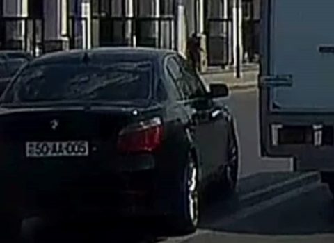 Bakıda AA seriyalı avtomobil dayanmadan QAYDA POZDU – AA-005 – FOTO/VİDEO