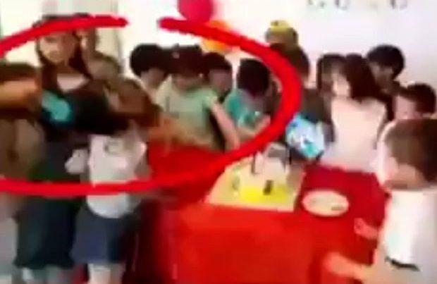Bağçada uşağın saçını yolan aşpaz CƏZALANDIRILDI – VİDEO Bağçada uşağın saçını yolan aşpaz CƏZALANDIRILDI – VİDEO