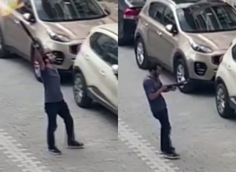 Silahı götürüb anasını söyən şəxsin yaşadığı binanın qarşısına gəldi – VİDEO