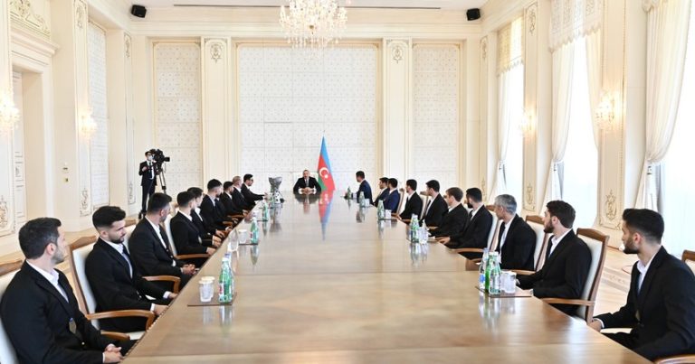 Prezident minifutbol üzrə milli komandanın üzvlərini QƏBUL ETDİ – YENİLƏNİB + FOTO Prezident minifutbol üzrə milli komandanın üzvlərini QƏBUL ETDİ – YENİLƏNİB + FOTO