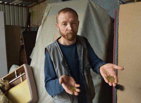 Köhnə divanı təmirə göndərdi – İçindən GÖRÜN NƏ ÇIXDI – FOTO