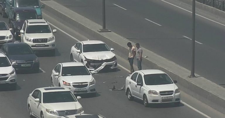 Bakıda qəza tıxac yaratdı – FOTO Bakıda qəza tıxac yaratdı – FOTO