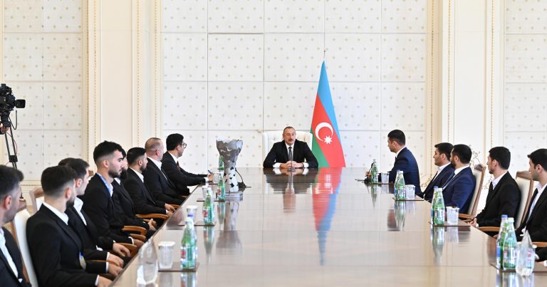 İlham Əliyev: “Siz bu qələbəni halal zəhmətinizlə qazanmısınız” İlham Əliyev: “Siz bu qələbəni halal zəhmətinizlə qazanmısınız”