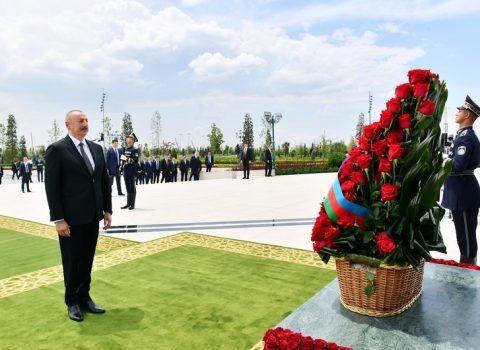 Azərbaycan Prezidenti  Daşkənddə Müstəqillik abidəsini ziyarət etdi – – YENİLƏNİB + FOTO