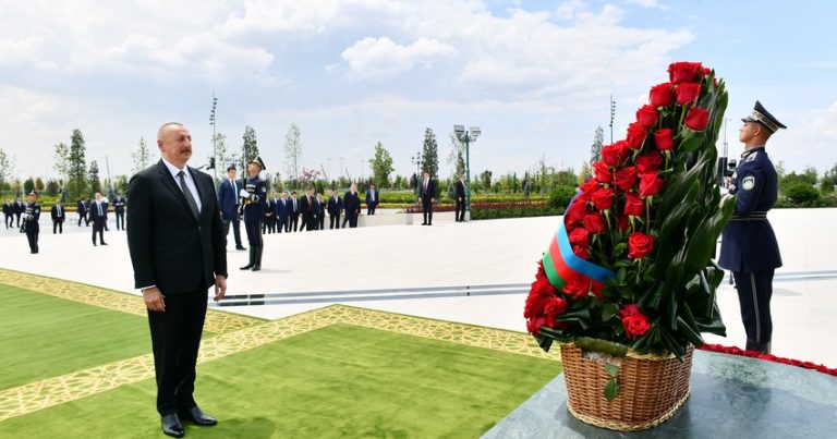 Azərbaycan Prezidenti  Daşkənddə Müstəqillik abidəsini ziyarət etdi – – YENİLƏNİB + FOTO