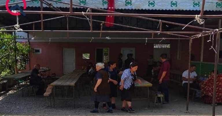 Polislər 16 yaşlı qızın toyunun qarşısını aldı – FOTO Polislər 16 yaşlı qızın toyunun qarşısını aldı – FOTO
