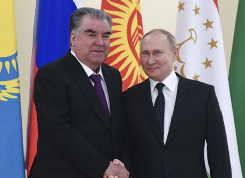 Putin Tacikistana getdi