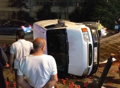 Bakıda pomidor yüklü avtomobil yolun ortasında AŞDI – VİDEO