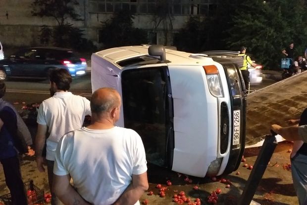 Bakıda pomidor yüklü avtomobil yolun ortasında AŞDI - VİDEO