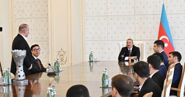 Prezident: “Peşəkarlıq və vətənpərvərlik varsa, ən güclü rəqibləri məğlub etmək mümkündür” Prezident: “Peşəkarlıq və vətənpərvərlik varsa, ən güclü rəqibləri məğlub etmək mümkündür”
