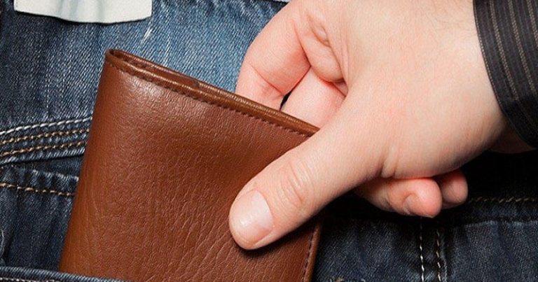 Metroda qadının cibindən telefonu OĞURLANDI Metroda qadının cibindən telefonu OĞURLANDI