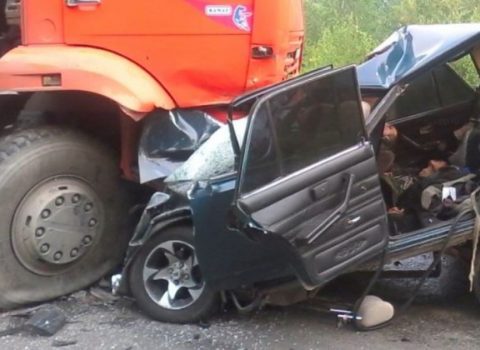 Bakıda minik maşını “KamAZ”la toqquşdu – Ölən var