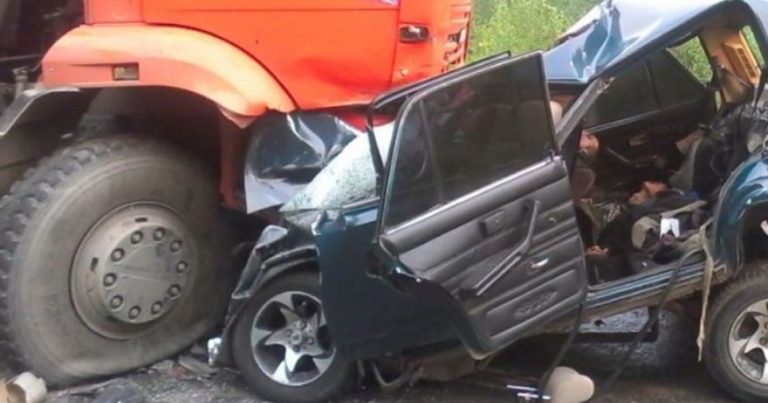 Bakıda minik maşını “KamAZ”la toqquşdu – Ölən var Bakıda minik maşını “KamAZ”la toqquşdu – Ölən var