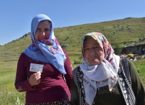 Türkiyədə qadın 32 il sonra şəxsiyyət vəsiqəsi aldı