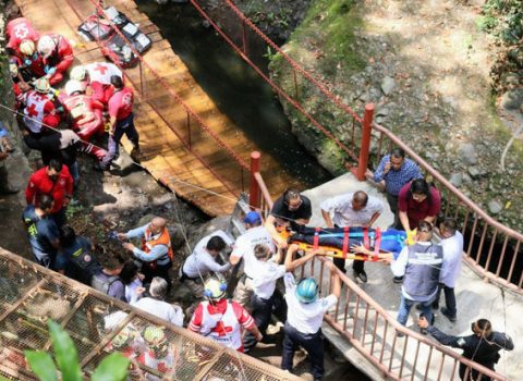 Meksikada yeni açılan körpü uçdu – 25 nəfər xəsarət aldı + VİDEO