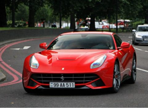 Bakıda AA seriyalı “Ferrari”nin sahibi CƏRİMƏLƏNDİ