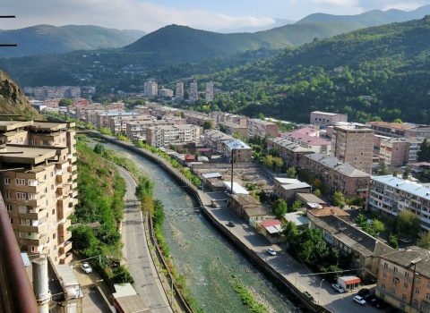 Zəngəzurda ekoloji fəlakət: Qafanın mərkəzindən sarı-qəhvəyi sular axır – FOTO