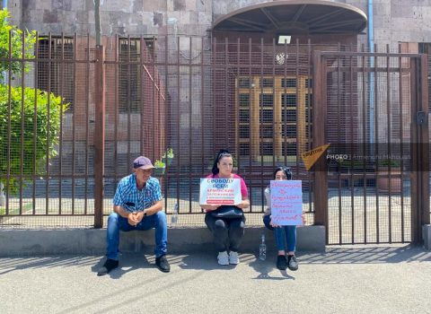 Erməni əsirlərin yaxınları Rusiya konsulluğu qarşısında etiraz aksiyası keçirir – FOTO
