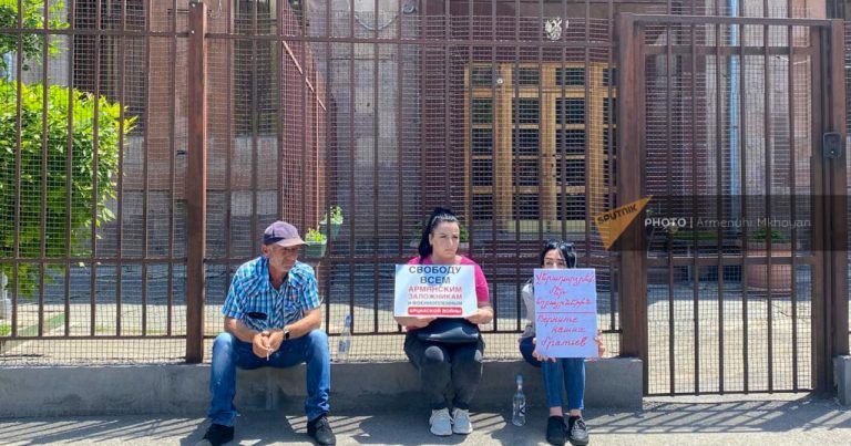 Erməni əsirlərin yaxınları Rusiya konsulluğu qarşısında etiraz aksiyası keçirir – FOTO Erməni əsirlərin yaxınları Rusiya konsulluğu qarşısında etiraz aksiyası keçirir – FOTO