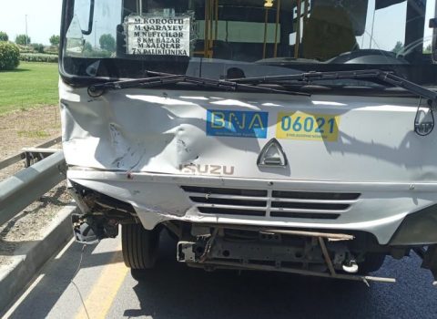 Bakıda sərnişin avtobusu qəzaya uğradı