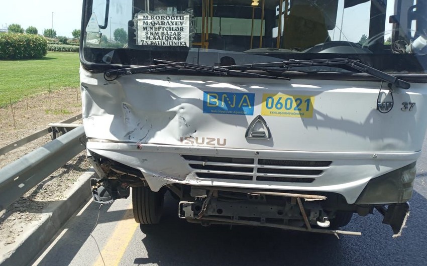 Bakıda sərnişin avtobusu qəzaya uğradı