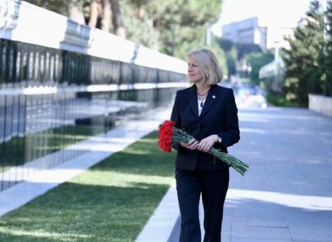 ABŞ dövlət katibinin köməkçisi Şəhidlər xiyabanını ziyarət edib – FOTO