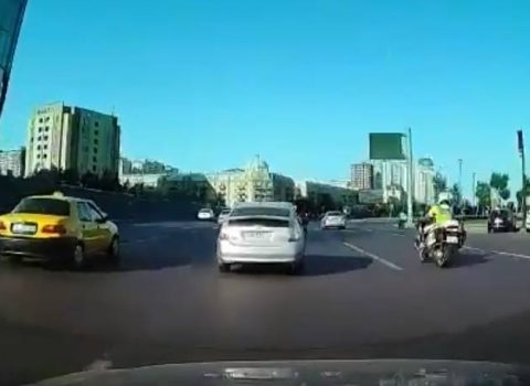 Bakıda “Prius” motosikletçi yol polisini belə vurdu – ANBAAN VİDEO