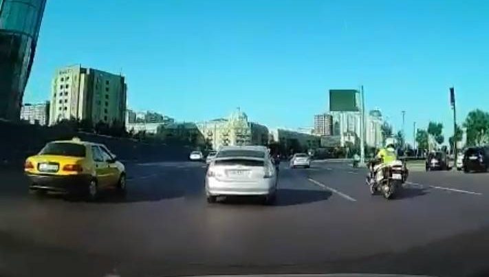Bakıda “Prius” motosikletçi yol polisini belə vurdu – ANBAAN VİDEO Bakıda “Prius” motosikletçi yol polisini belə vurdu – ANBAAN VİDEO