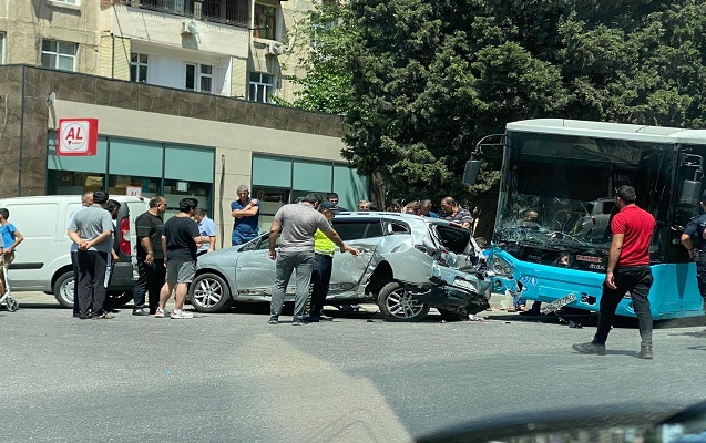Bakıda avtobus ağır qəza törətdi, yaralılar var – VİDEO + YENİLƏNİB