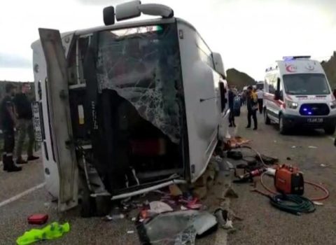 Türkiyədə avtobus aşdı – 20 nəfər yaralandı