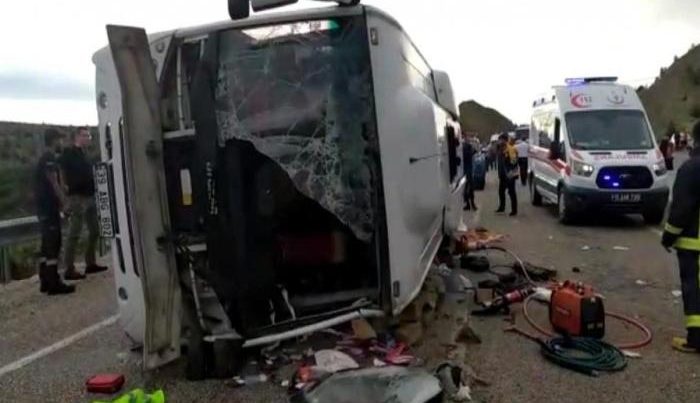 Türkiyədə avtobus aşdı – 20 nəfər yaralandı