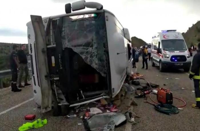 Antalyada turistləri daşıyan avtobus aşdı