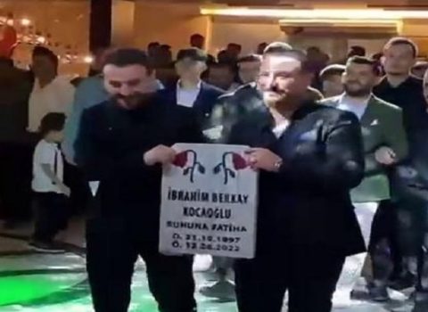 Dostları bəyə toy günü başdaşı hədiyyə etdilər – VİDEO