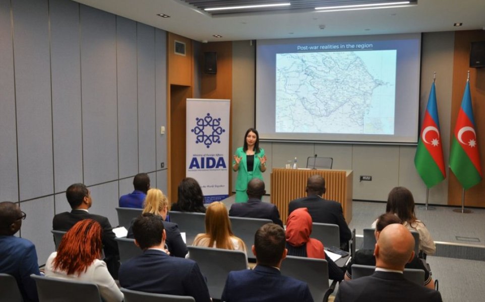 Leyla Abdullayeva bir qrup diplomatla görüşdü - FOTO