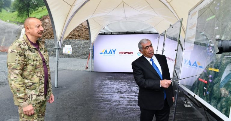 Prezident Toğanalı-Kəlbəcər avtomobil yolunda inşa edilən iki tunelin tikintisi ilə tanış oldu