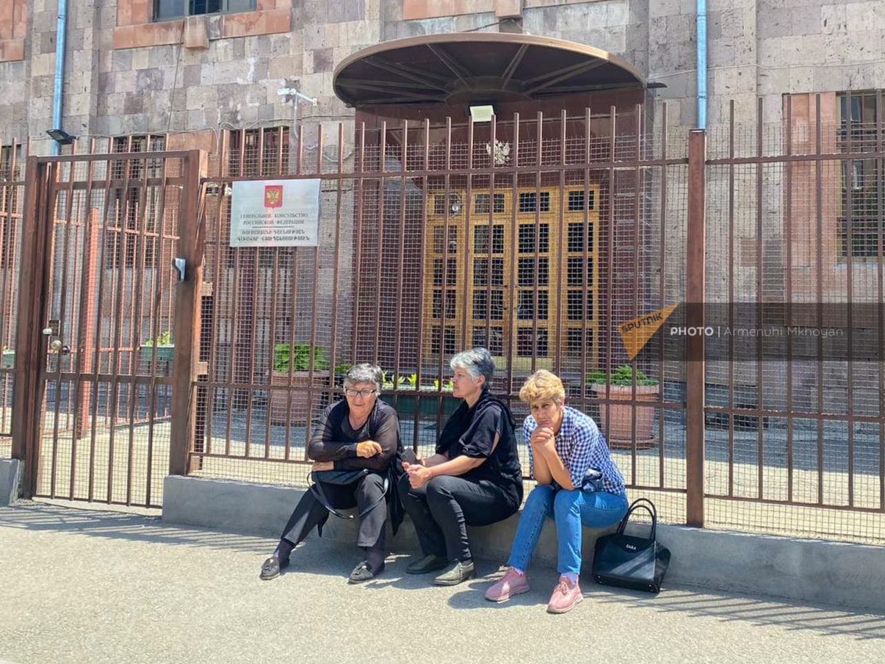 Erməni əsirlərin yaxınları Rusiya konsulluğu qarşısında etiraz aksiyası keçirir - FOTO