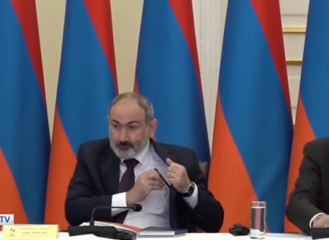 “Ayıbdır, ölkəni təmsil edir, qələmi yoxdursa, verərik” – Ermənilər Paşinyana qələm GƏTİRDİLƏR – VİDEOLAR